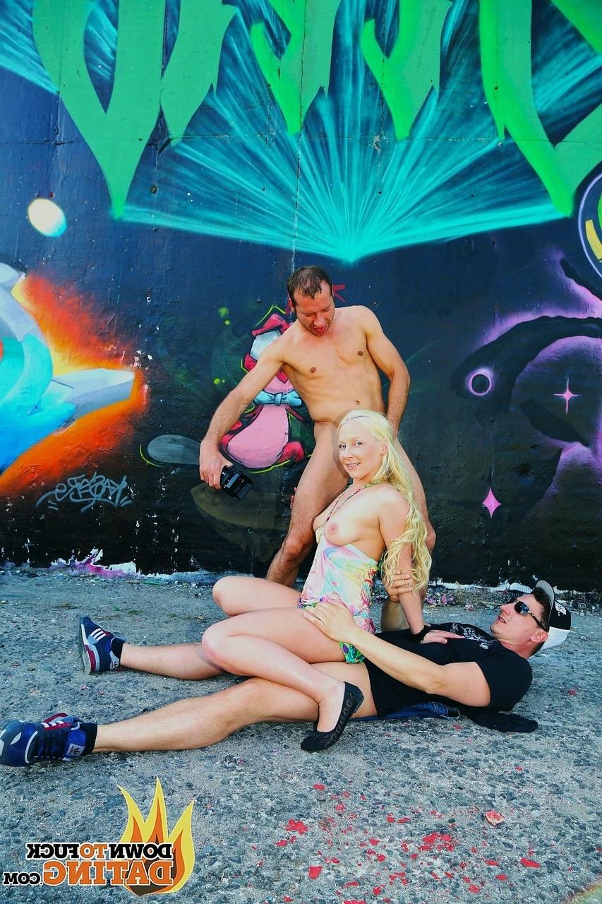 20P Die blonde Amateurin Jessy Key lässt sich bei einem Outdoor-Dreier die Löcher stopfen