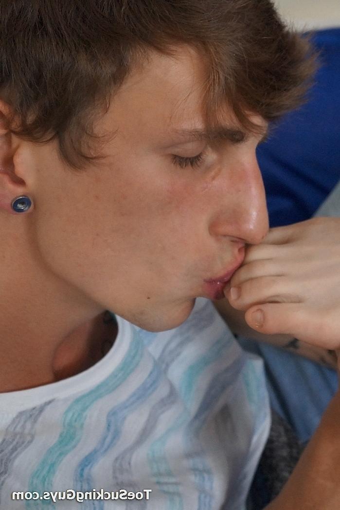 20P Brunette Jesse Jenkins worships Zayn Olsen's cute toes and fucks his ass