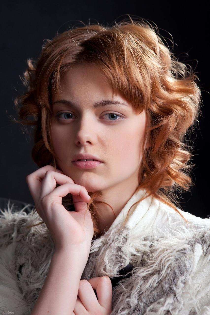 20P Linda adolescente Amy A espalhando sua gostosa buceta aparada em um solo