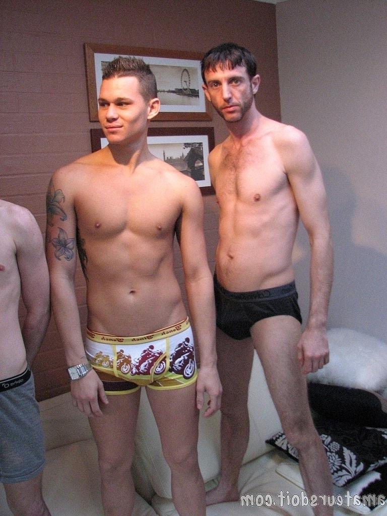 20P Lindos garotos gays amadores tirando a roupa e posando seminus