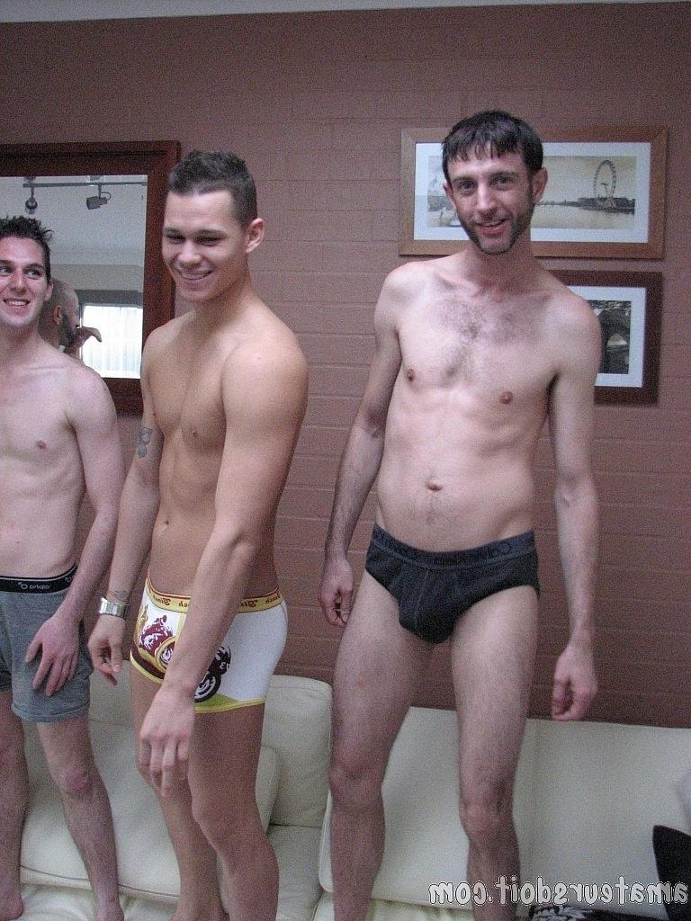 20P Lindos garotos gays amadores tirando a roupa e posando seminus