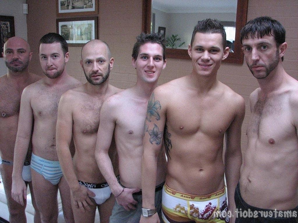 20P Lindos garotos gays amadores tirando a roupa e posando seminus