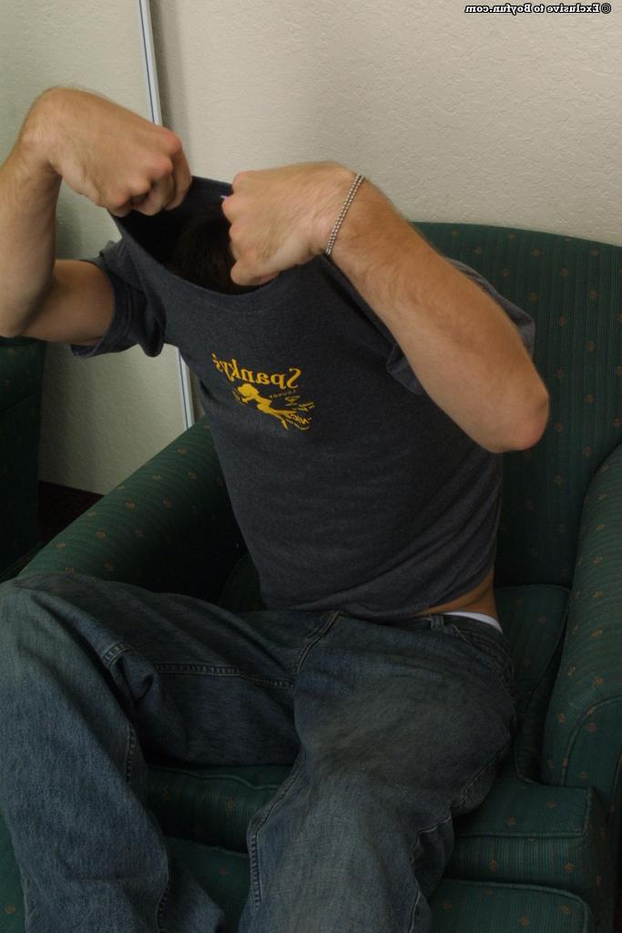 20P Der süße junge schwule Kirk zieht sein Hemd und seine Jeans aus und masturbiert in einem Solo