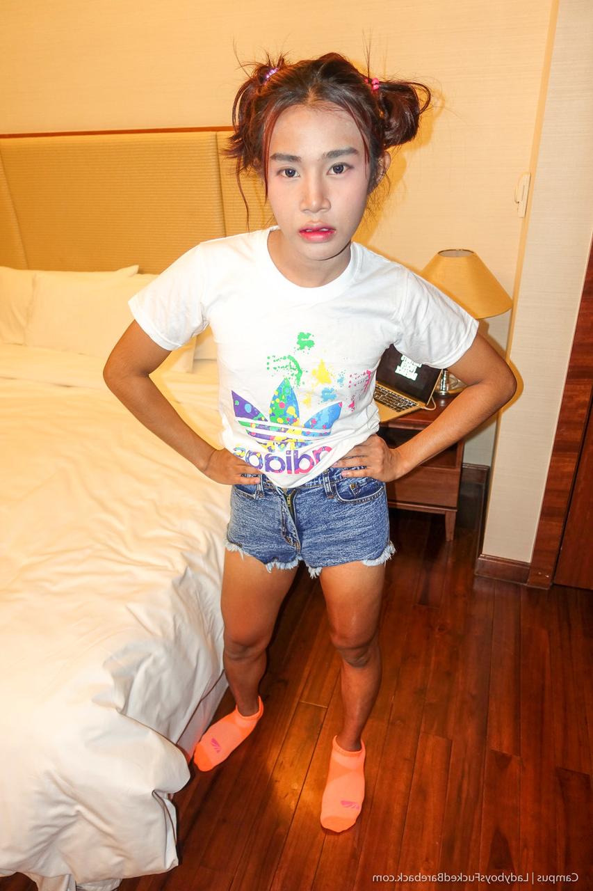 17P La pequeña ladyboy asiática Campus monta a un hombre durante el sexo anal a pelo