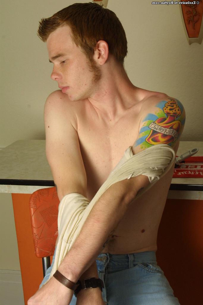 20P Der rothaarige Twink Sean Filmoe zeigt seinen Körper und sein Tattoo und masturbiert in einem Solo