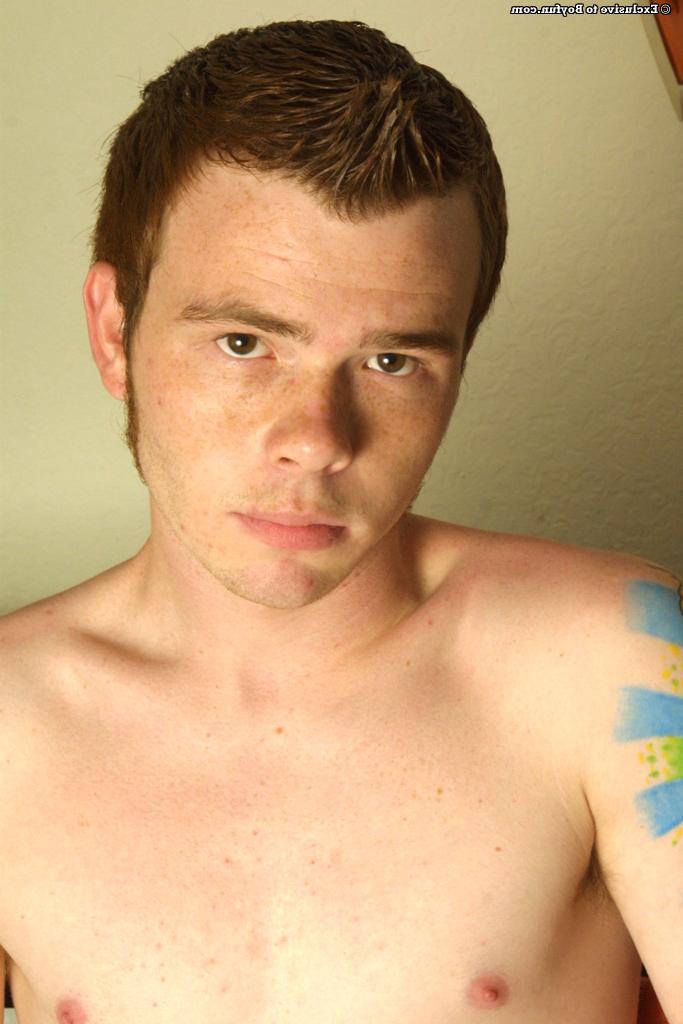 20P Der rothaarige Twink Sean Filmoe zeigt seinen Körper und sein Tattoo und masturbiert in einem Solo
