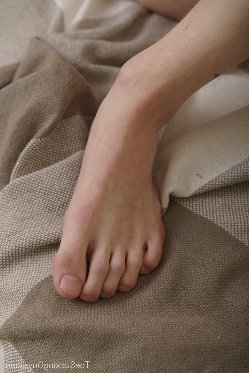 20P O jovem louro Arthur Shining massaja os seus pés sensuais e acaricia a sua pila