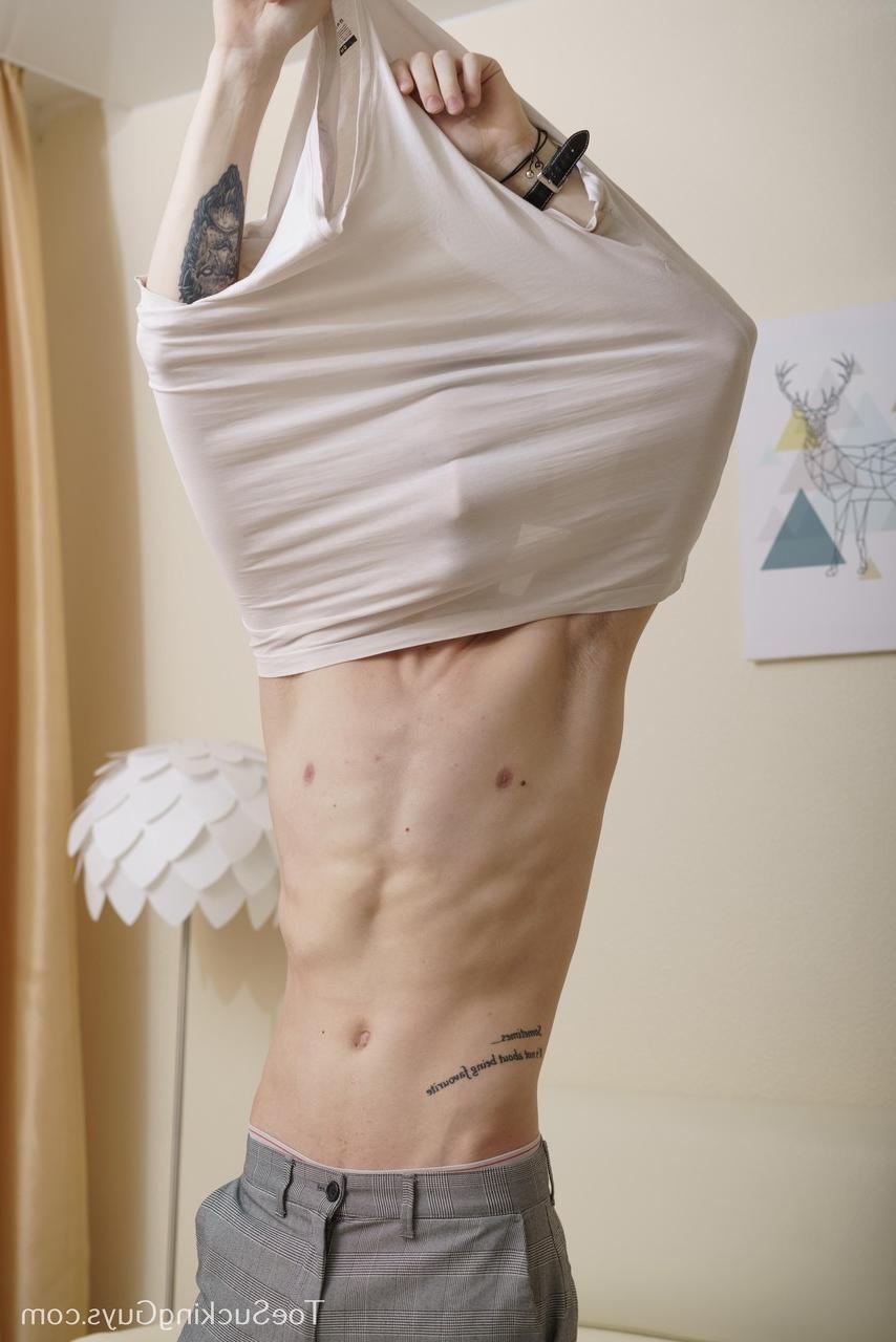 20P O jovem louro Arthur Shining massaja os seus pés sensuais e acaricia a sua pila