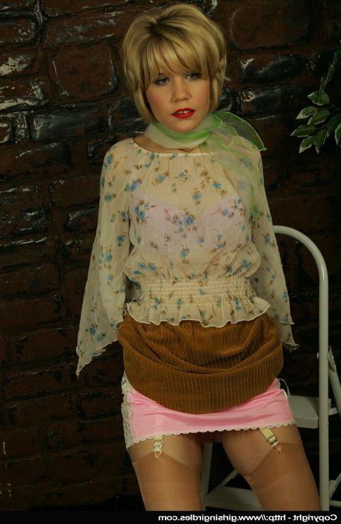 12P Blonde en bas nylon se déshabillant et posant en lingerie.