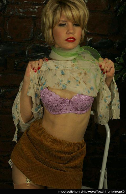 12P Blonde en bas nylon se déshabillant et posant en lingerie.