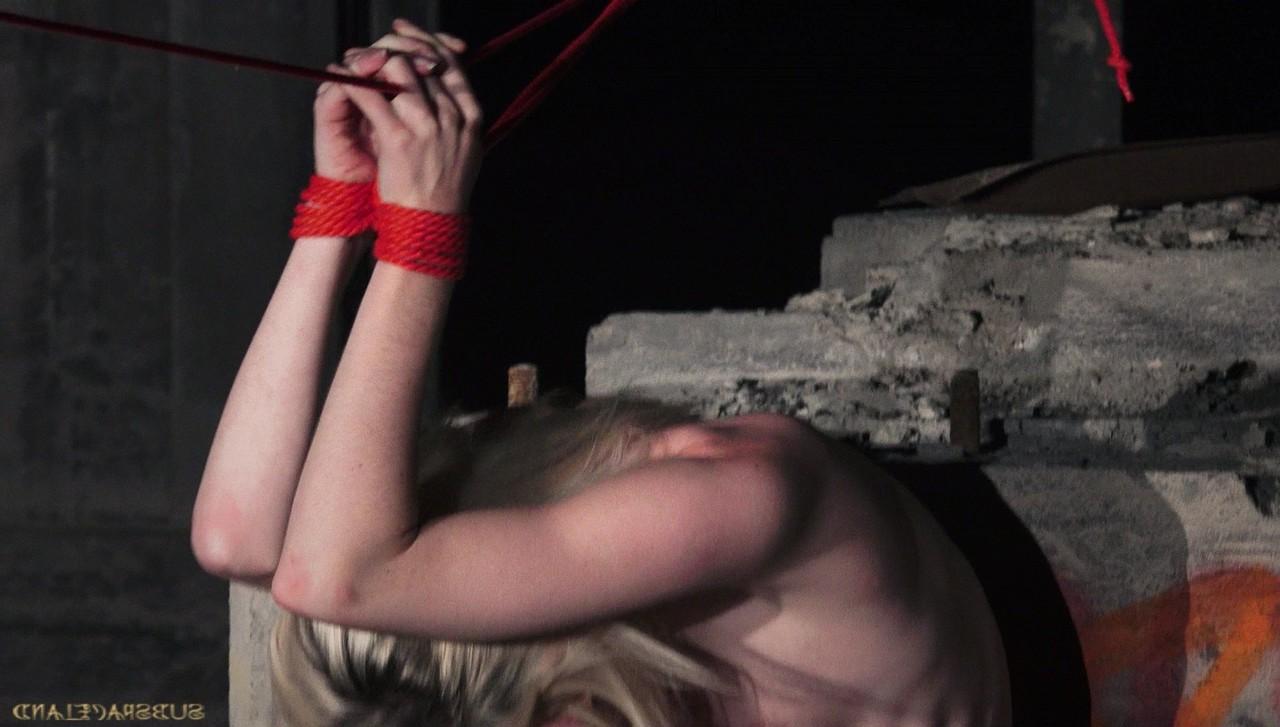 18P Cuatro esclavas sexuales son atadas para sexo doloroso BDSM en un edificio abandonado