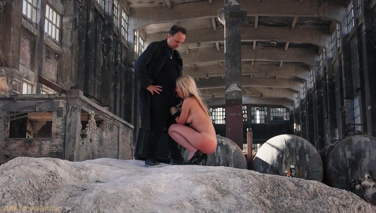 18P Cuatro esclavas sexuales son atadas para sexo doloroso BDSM en un edificio abandonado