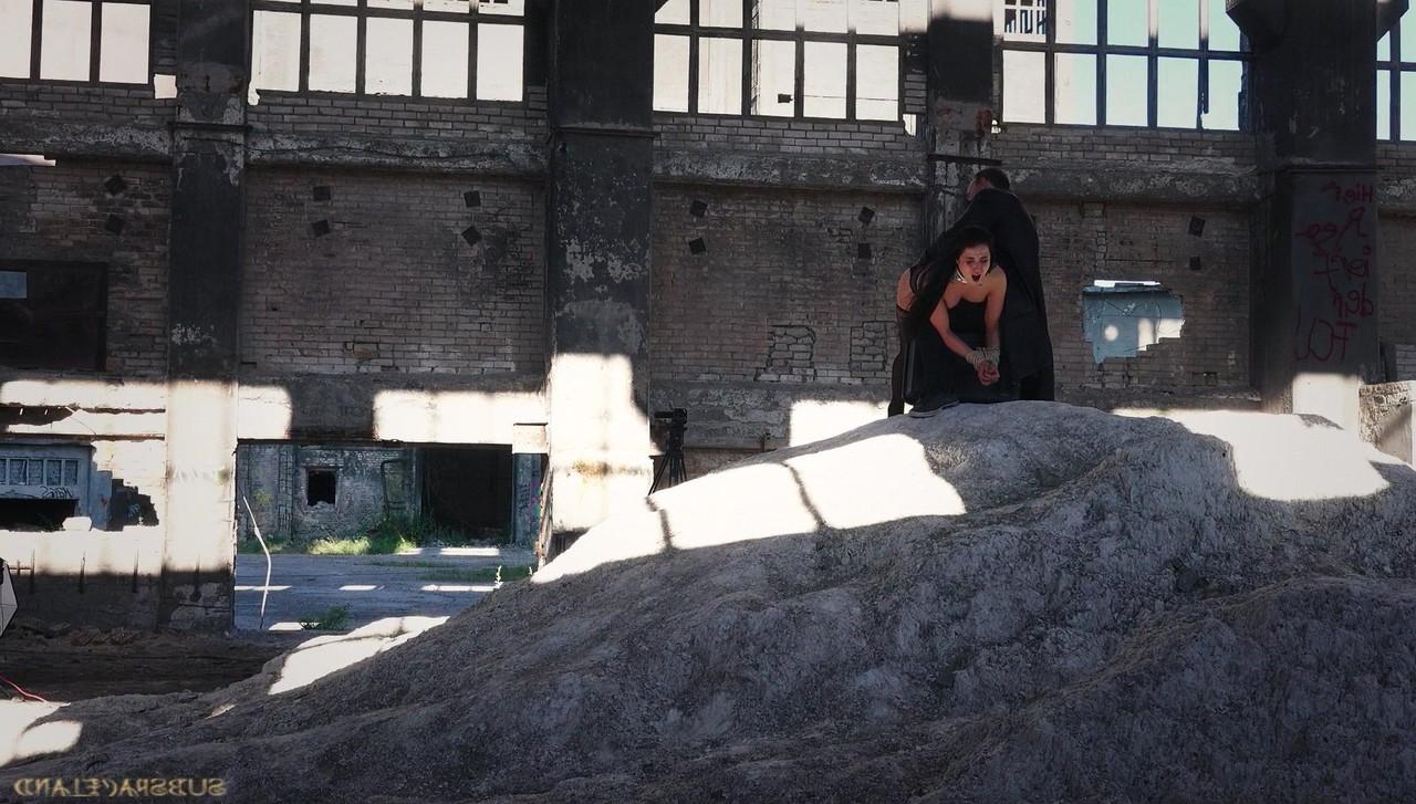 18P Cuatro esclavas sexuales son atadas para sexo doloroso BDSM en un edificio abandonado