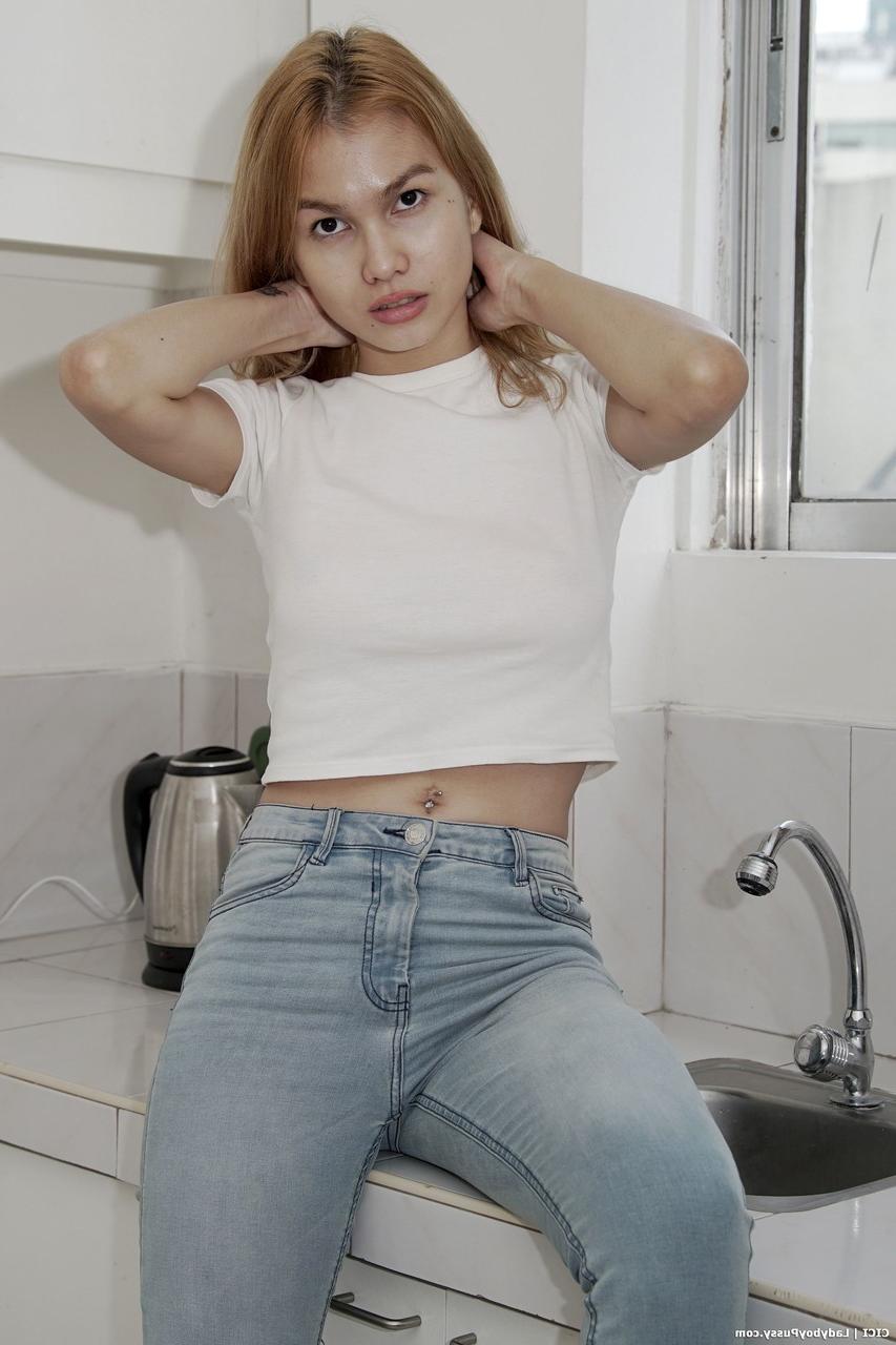 20P Ladyboy tailandesa Cici follada por su culo redondo en varias posiciones sexuales