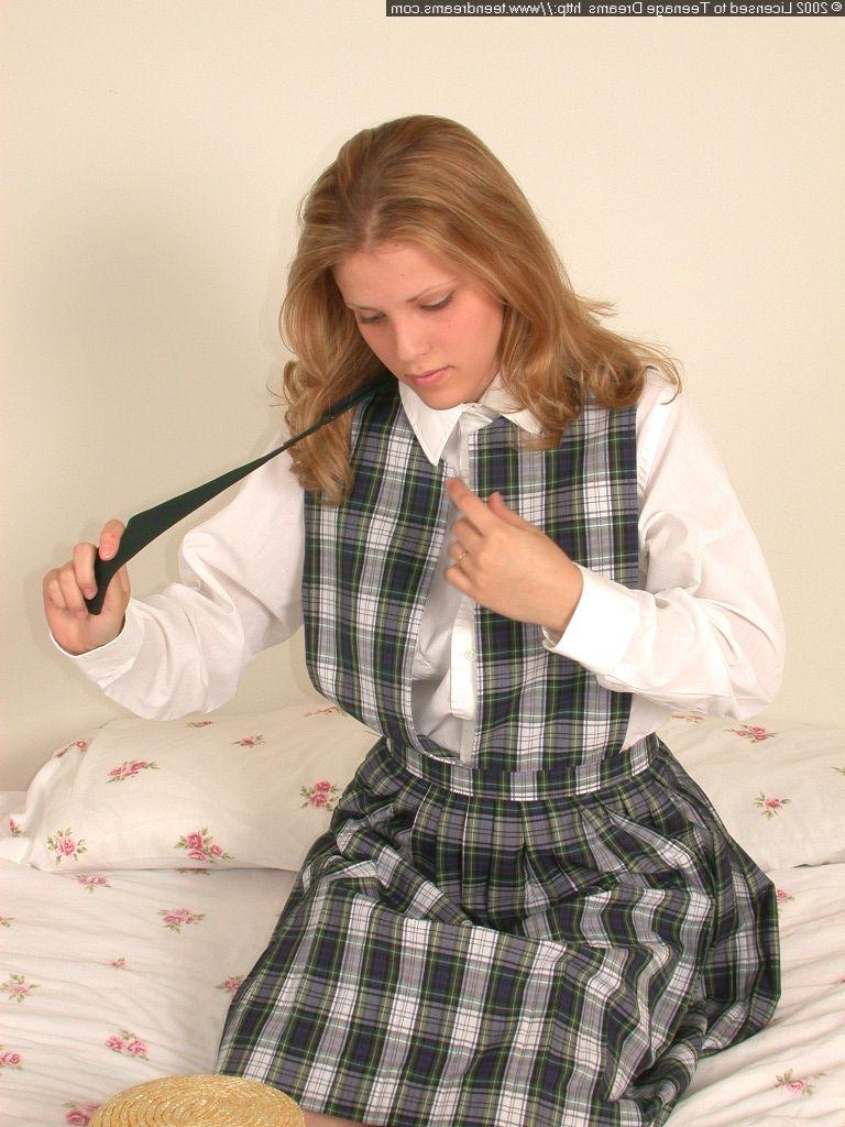 20P Une amatrice sexy montre ses seins moyens, son gros cul et sa chatte pendant qu'elle se déshabille.