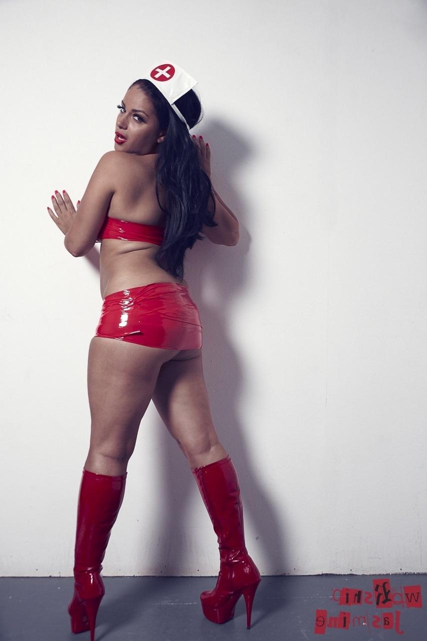 12P L'infirmière brune et sexy Jasmine Jones enlève son uniforme tout en portant une tenue en latex.