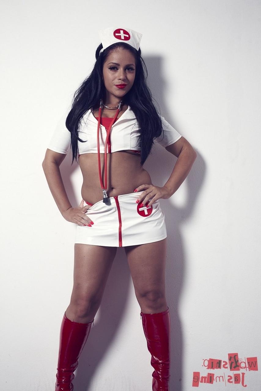 12P L'infirmière brune et sexy Jasmine Jones enlève son uniforme tout en portant une tenue en latex.