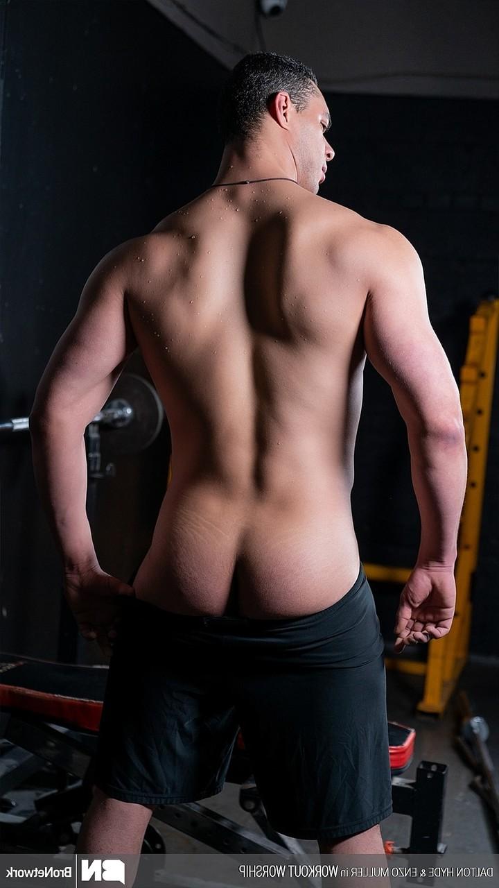 20P Enzo Muller et Dalton Hyde, hommes gays musclés, se font sodomiser au gymnase