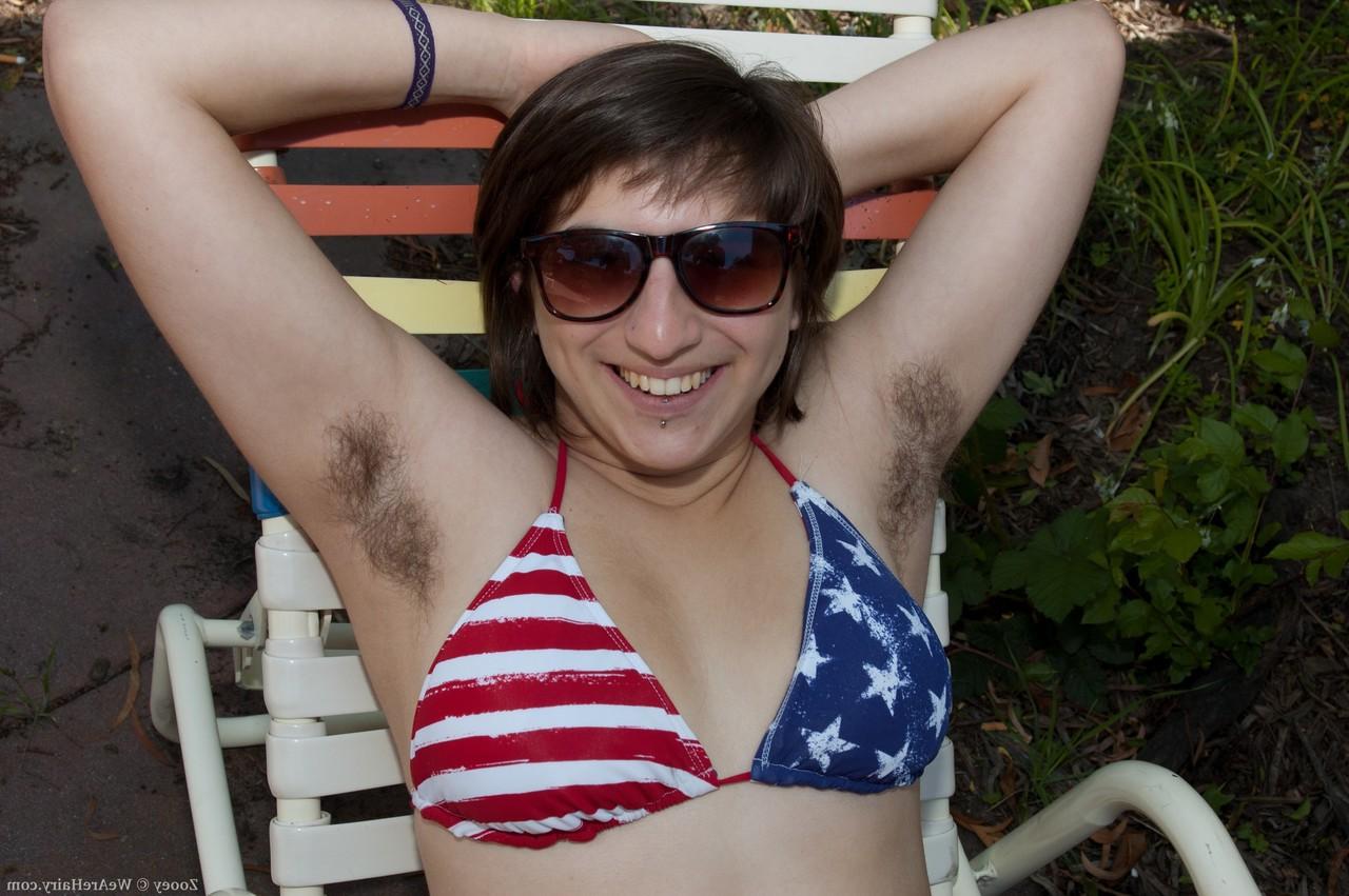 20P La morena tetona amateur zooey muestra su cuerpo peludo y su coño peludo al aire libre