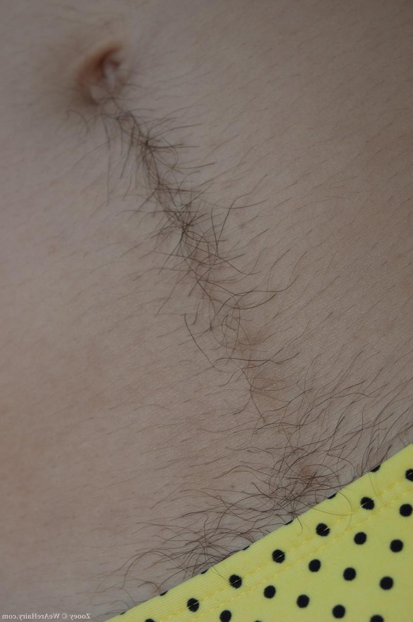 20P La morena tetona amateur zooey muestra su cuerpo peludo y su coño peludo al aire libre