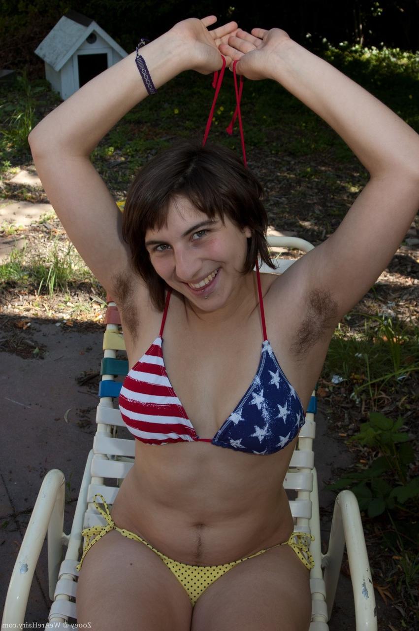 20P La morena tetona amateur zooey muestra su cuerpo peludo y su coño peludo al aire libre