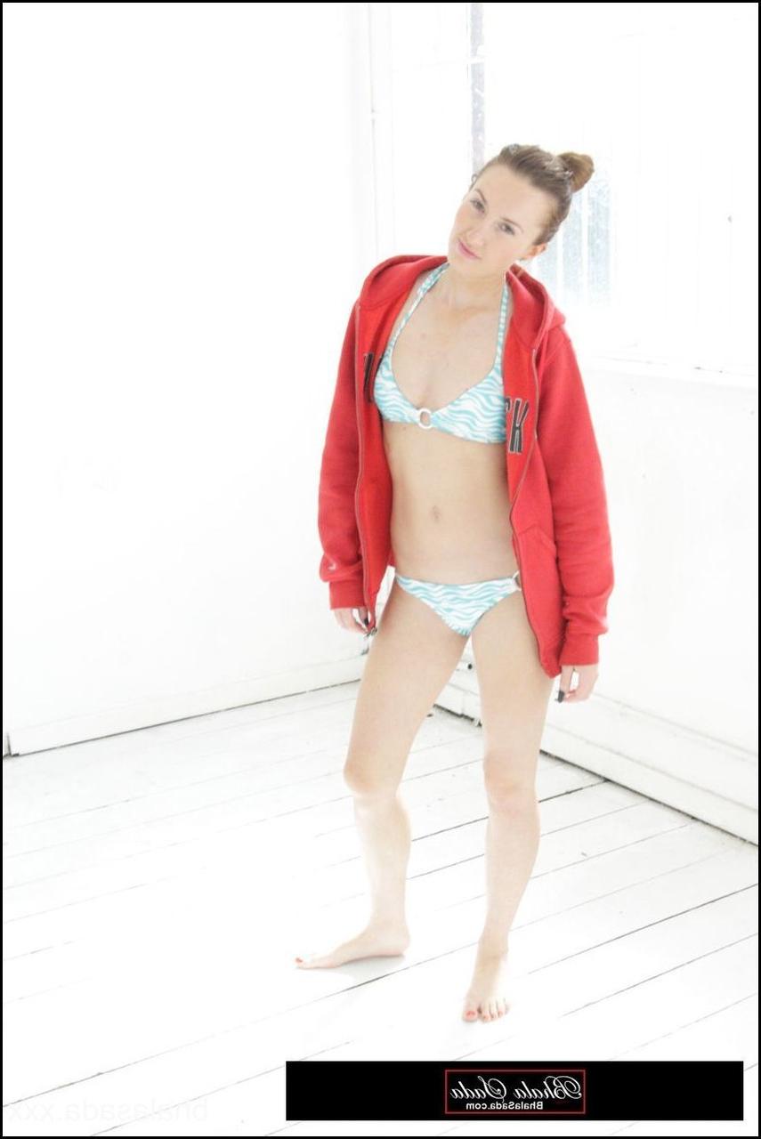 14P Gata ruiva magra posando em sua lingerie azul perto da janela