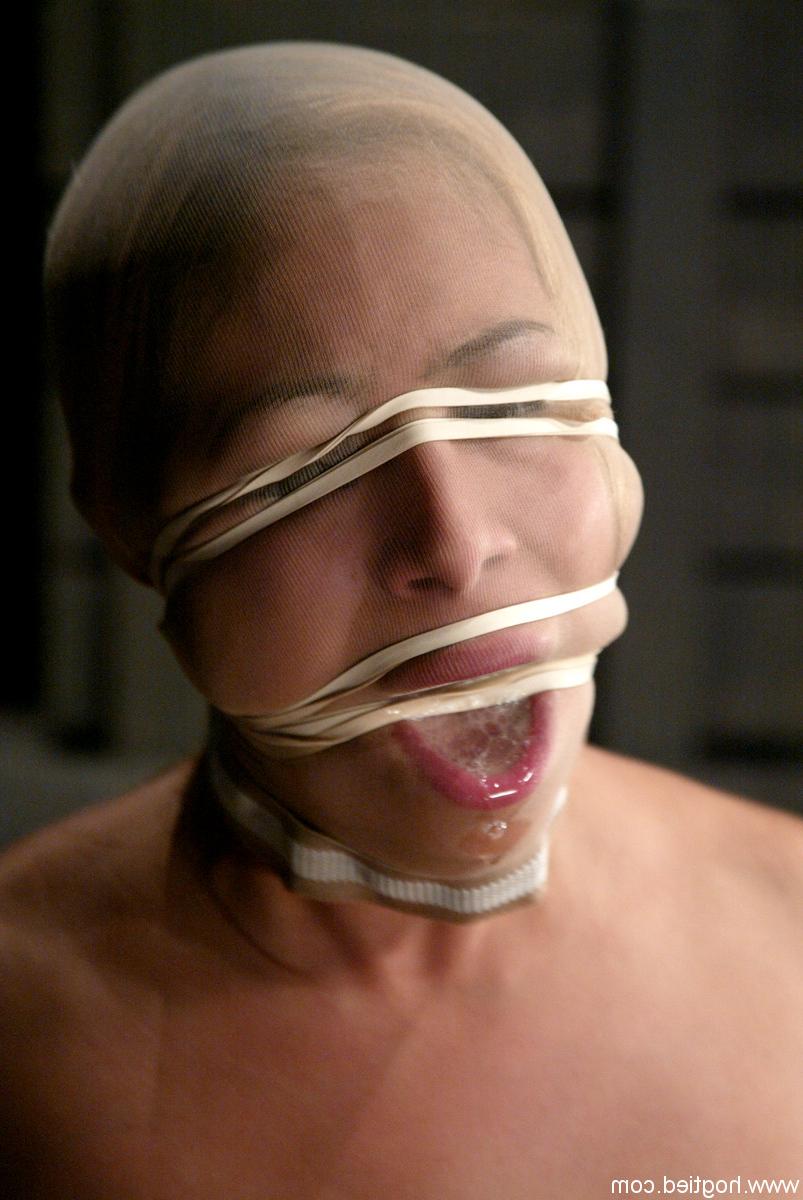 20P Die Latina-Cheerleaderin Kat hat eine BDSM-Sitzung mit ihrem Begleiter in einem alten Lagerhaus