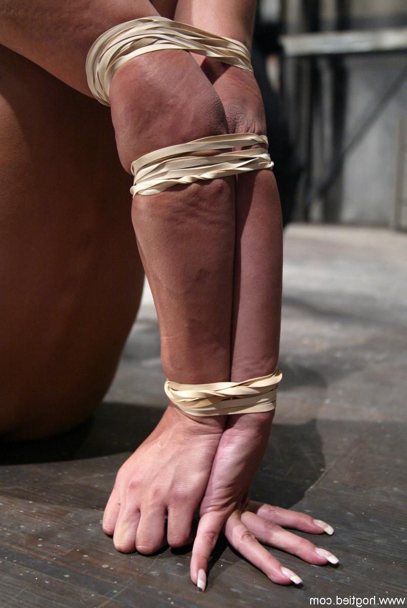 20P Die Latina-Cheerleaderin Kat hat eine BDSM-Sitzung mit ihrem Begleiter in einem alten Lagerhaus