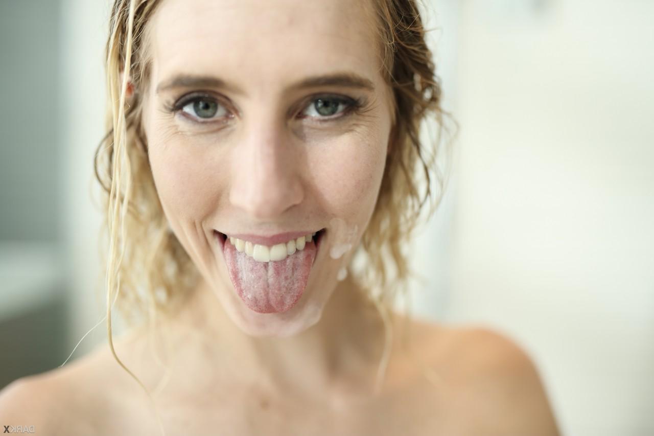 17P A garota loira suja Cadence Lux fica de joelhos para um BJ depois de se despir