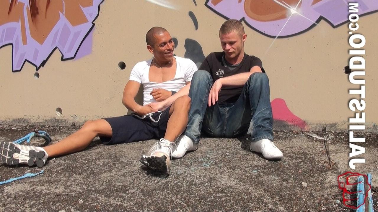 10P Gays sexy Martin Claus e Rod Malek batem doggystyle ao ar livre