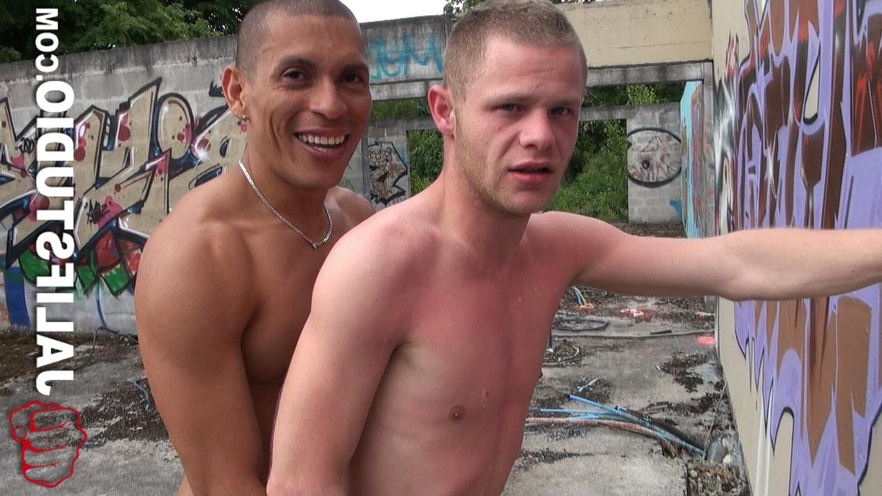 10P Gays sexy Martin Claus e Rod Malek batem doggystyle ao ar livre