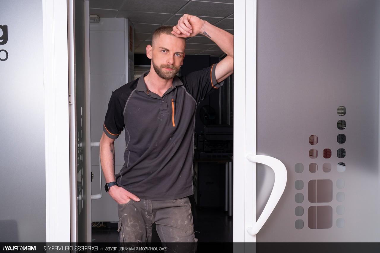 20P Gay delivery man Zac Johnson has hardcore anal sex with a hunky bottom
