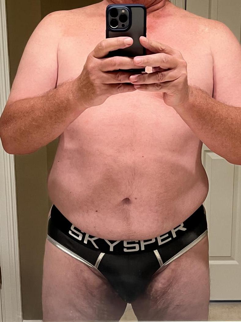 20P Gay gordinho tesão tem a bunda comida e fodida por trás na cama