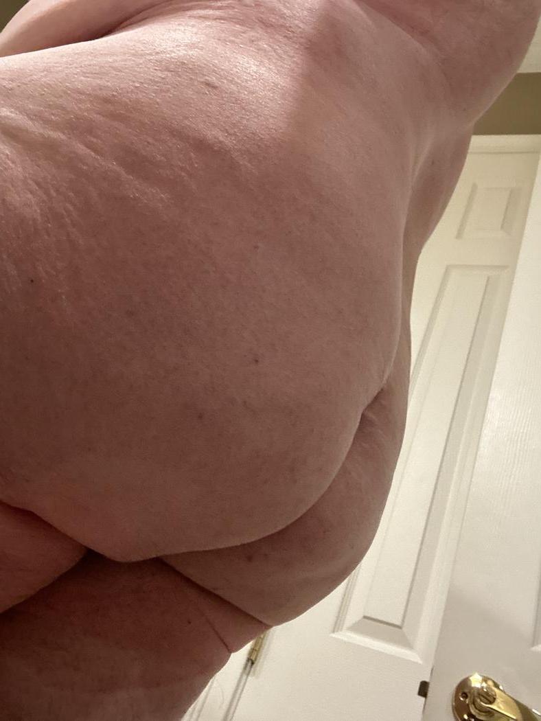 20P Gay gordinho tesão tem a bunda comida e fodida por trás na cama