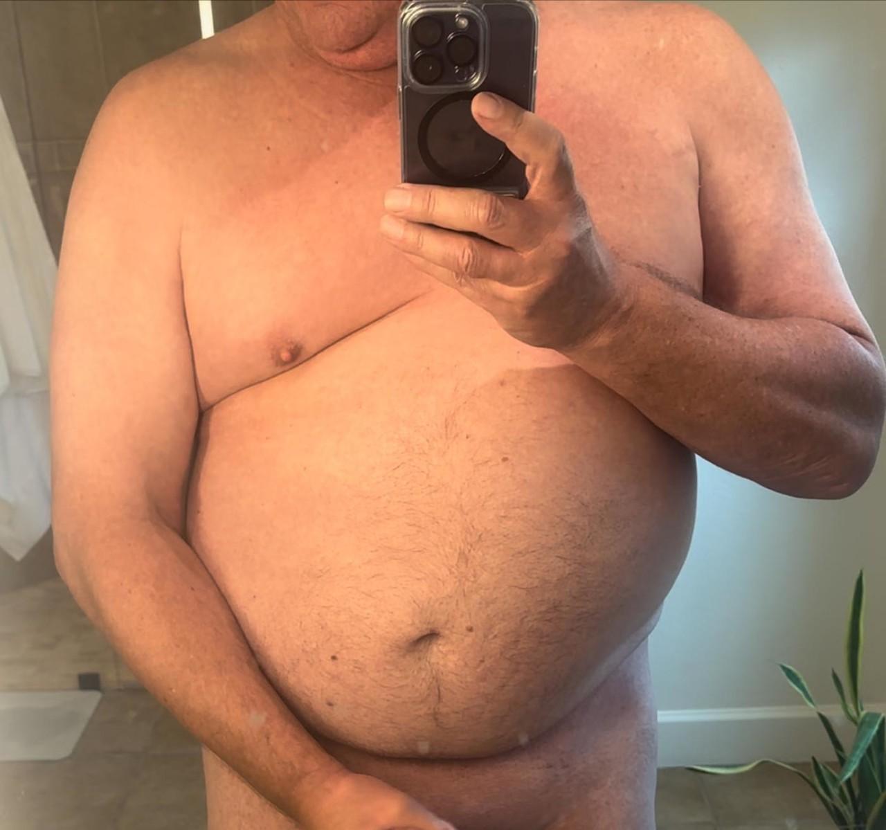 20P Gay gordinho tesão tem a bunda comida e fodida por trás na cama