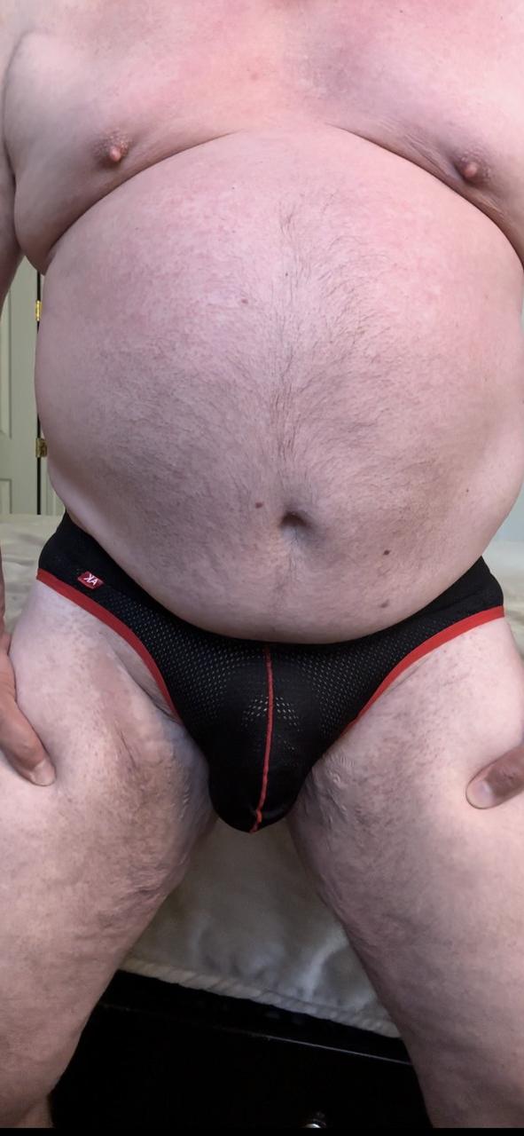 20P Gay gordinho tesão tem a bunda comida e fodida por trás na cama