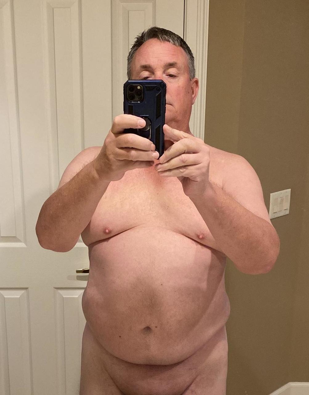 20P Gay gordinho tesão tem a bunda comida e fodida por trás na cama