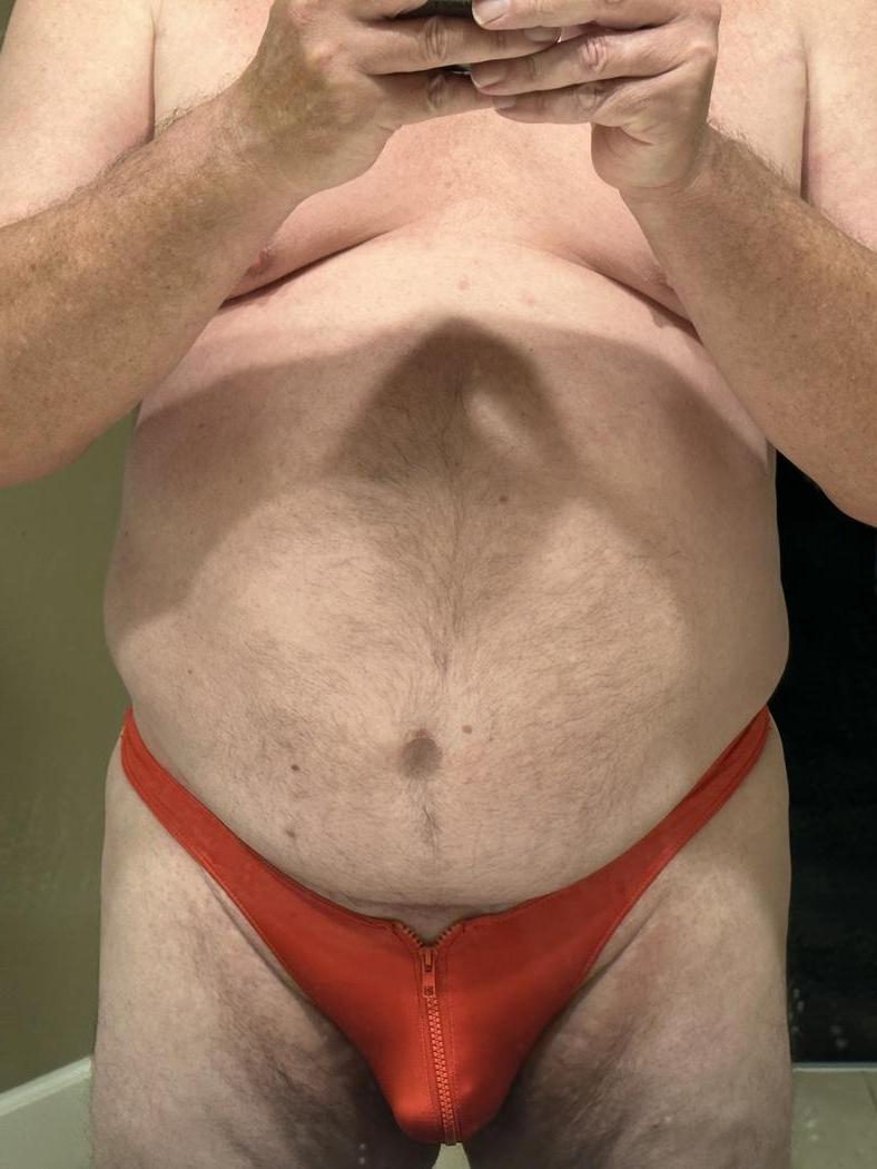 20P Gay gordinho tesão tem a bunda comida e fodida por trás na cama