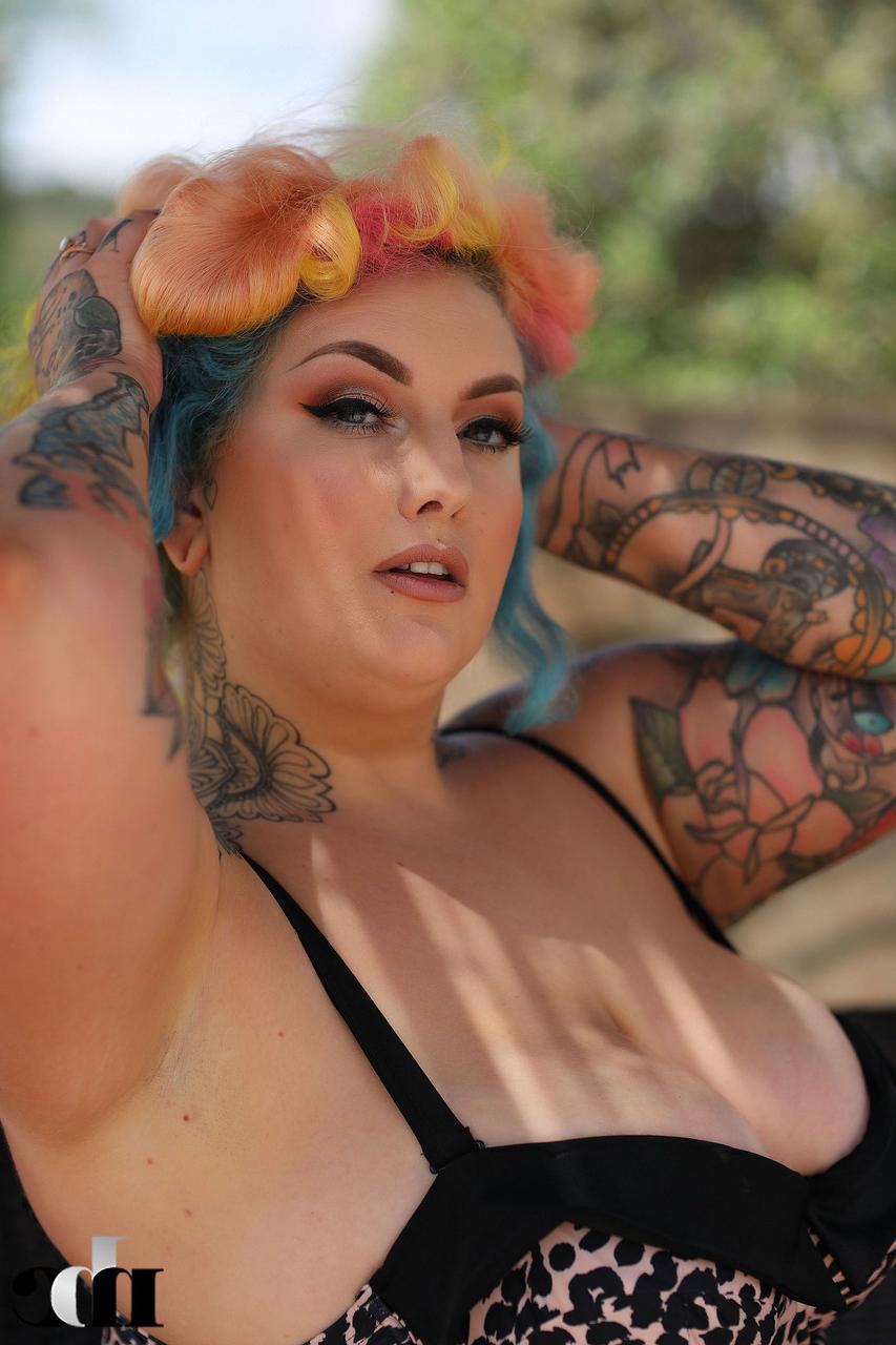 20P A tatuada BBW Galda Lou perde o maiô e expõe suas curvas incríveis