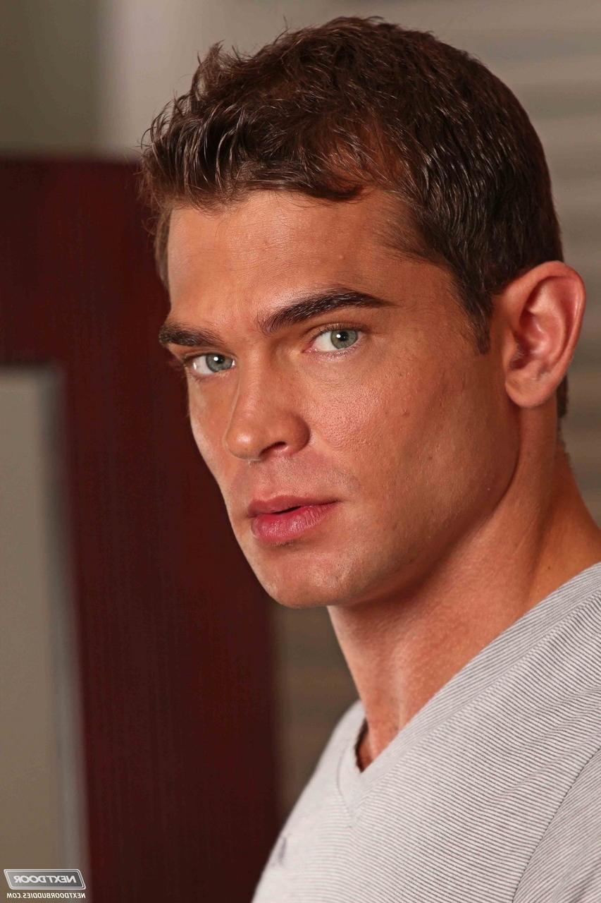 20P Os gays deslumbrantes James Huntsman e Luke Milan se despem antes do sexo oral