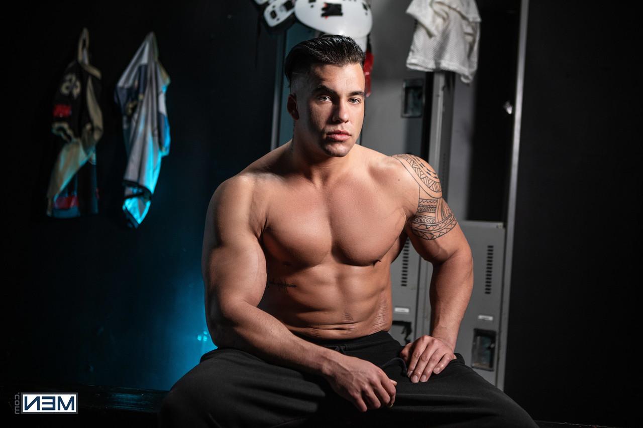 12P El musculoso gay Benjamin Blue posa y mete la polla en el jovencito Phillipe Massa