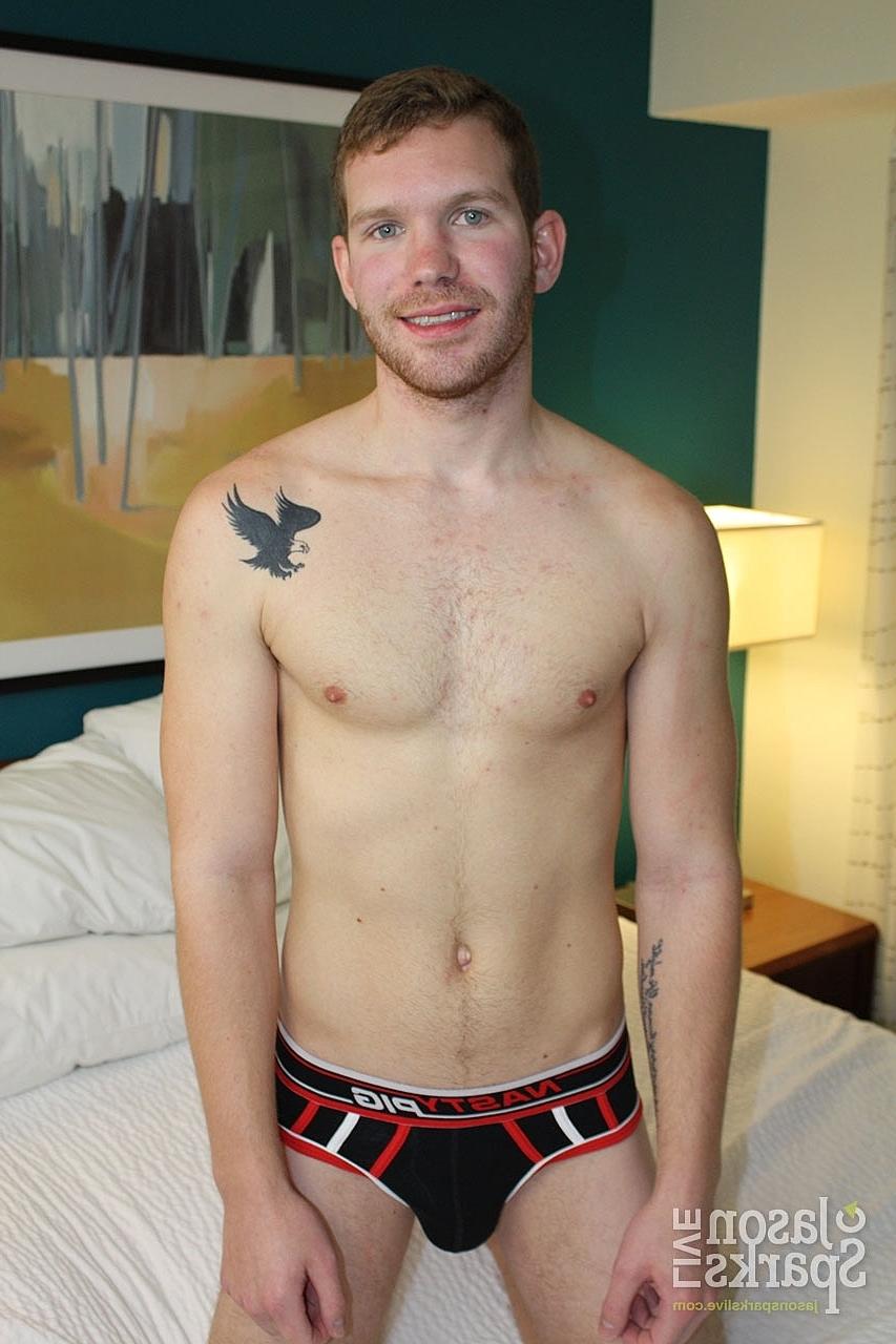 20P O fofo gay com tinta Chris Foster lambendo e fodendo o cu de Spencer Daley