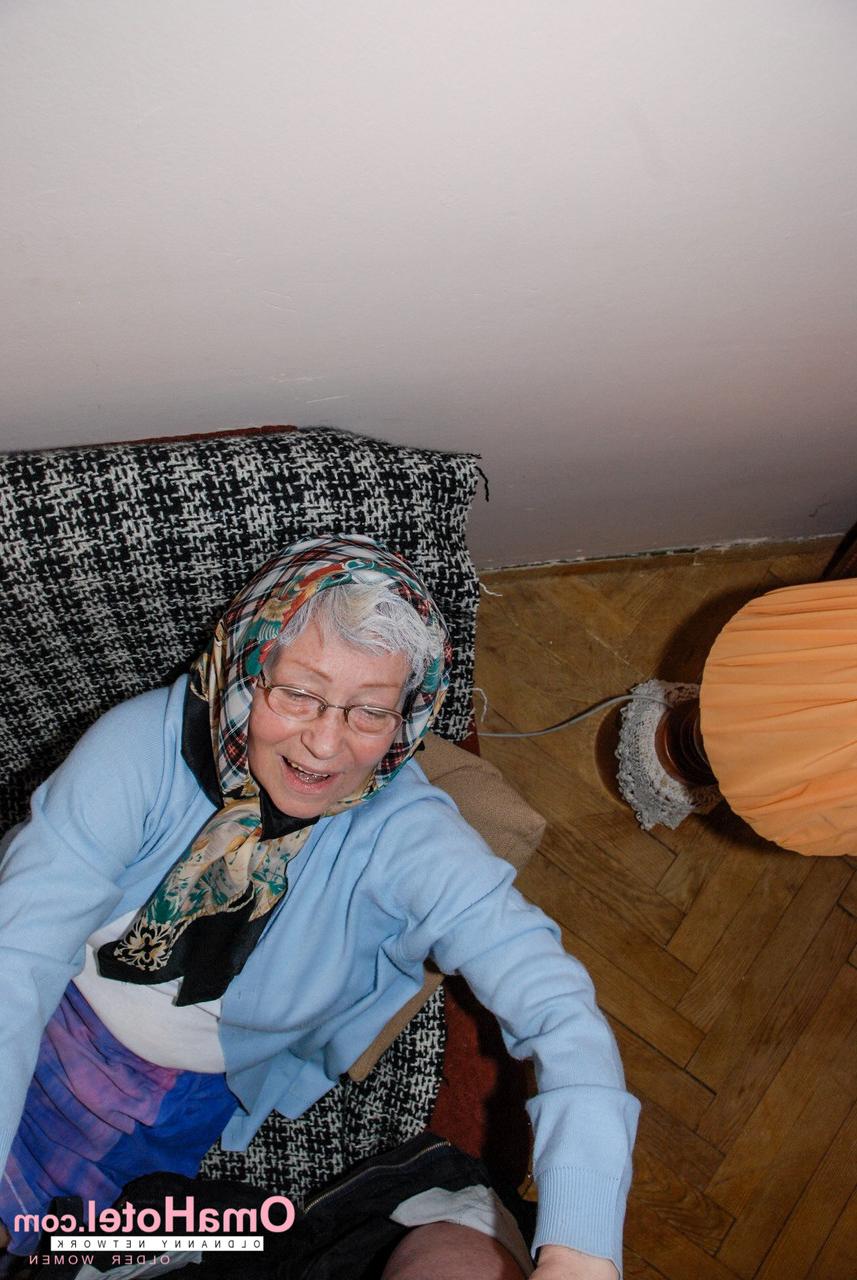 20P La mamie mignonne à lunettes Agnès se déshabille et masse une belle grosse bite
