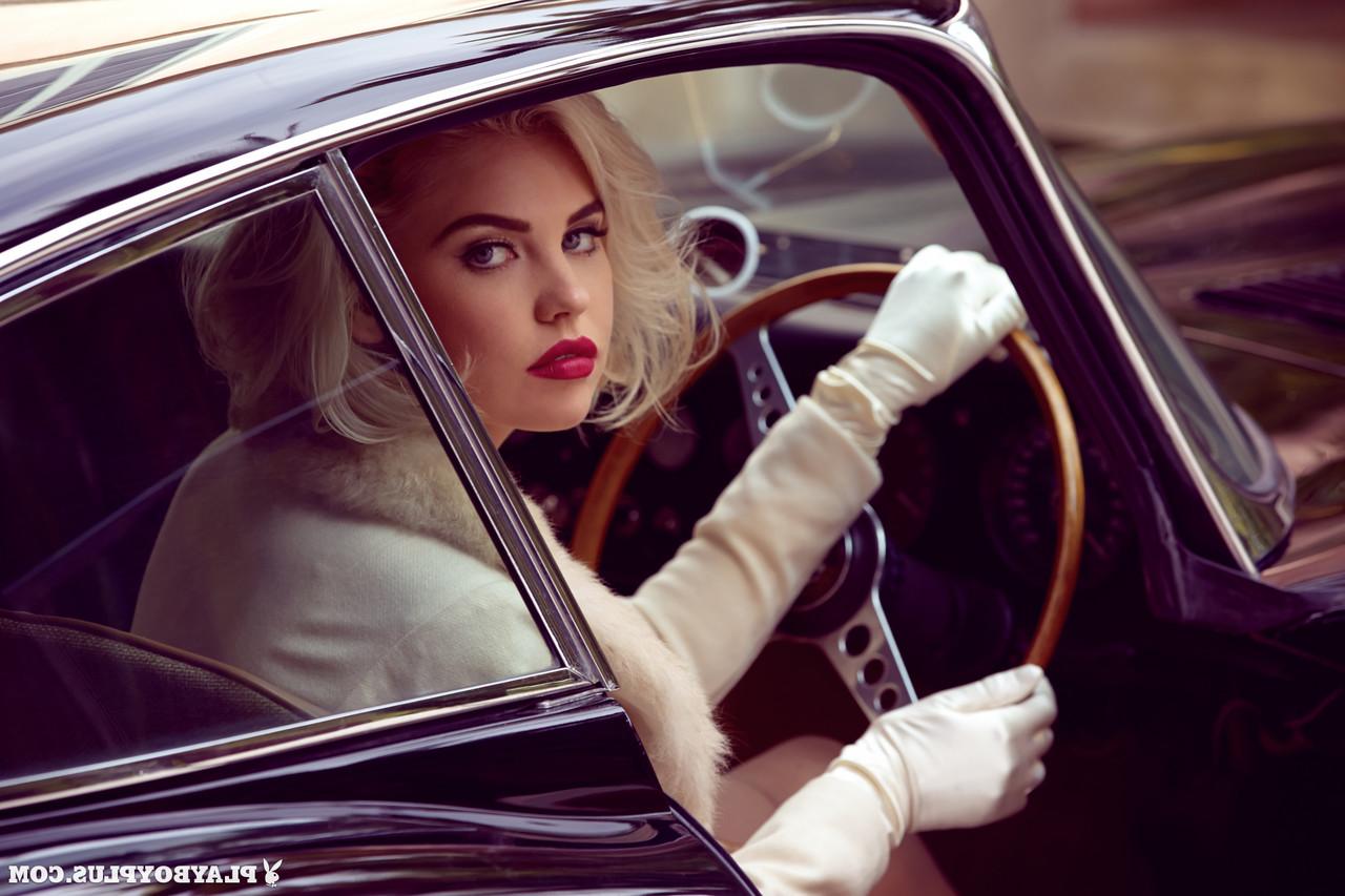 14P Kayslee Collins revela sexy cuerpo firme vistiendo solo un abrigo y tacones altos