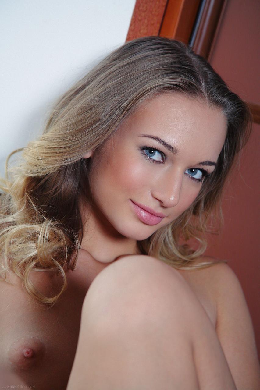 17P Amy Moore, une blonde nue, exhibe sa chatte chauve et ses tétons dressés.