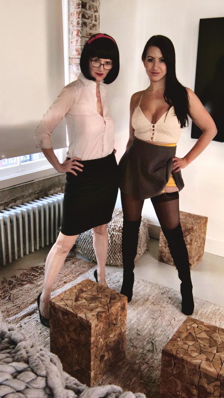 12P Las lesbianas Tindra Frost y Julia se desnudan con sus bellezas y sus medias de nailon