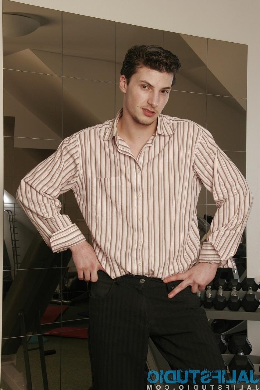 20P Gay stallion Leo Cooper strips & shows his dick & booty before lifting weights