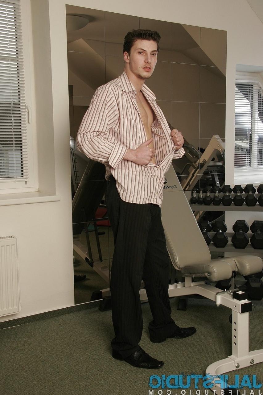 20P Gay stallion Leo Cooper strips & shows his dick & booty before lifting weights