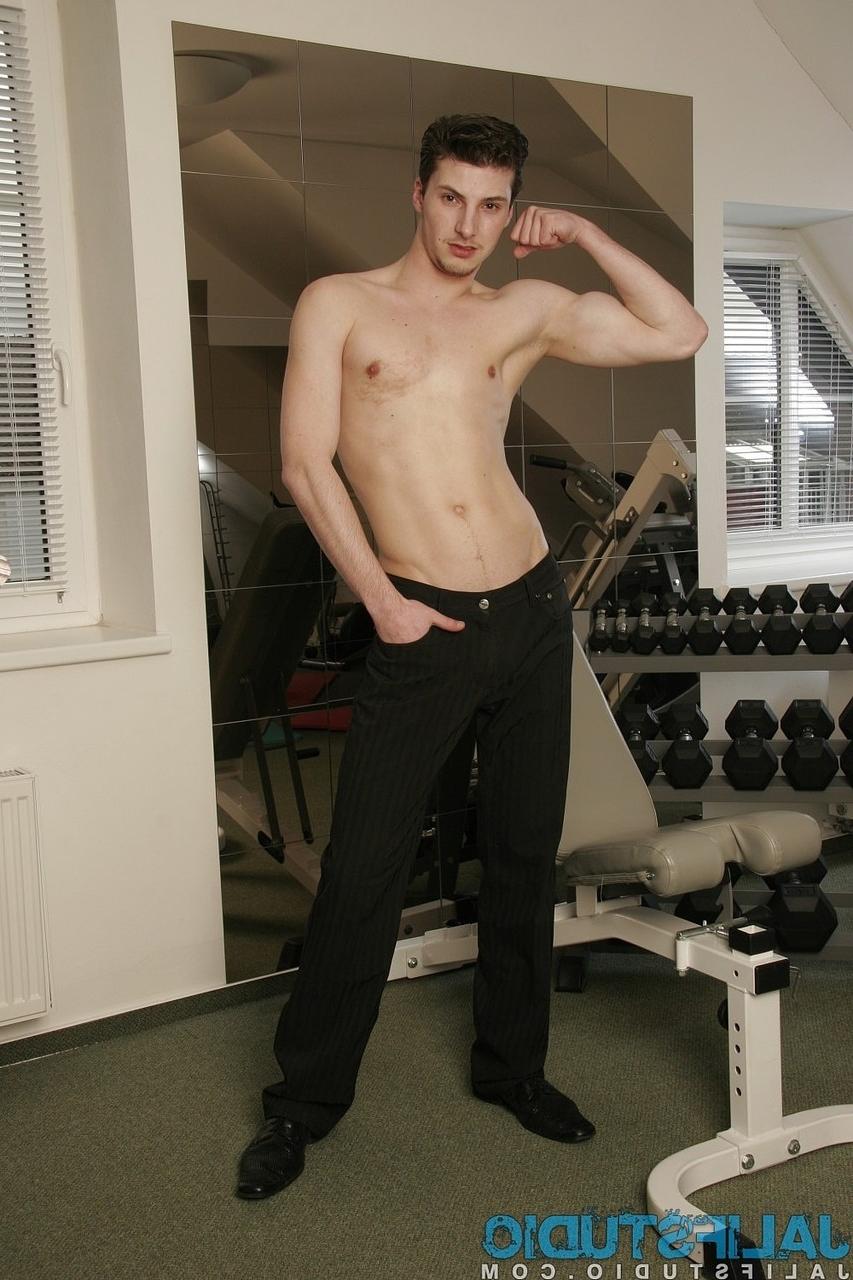 20P Gay stallion Leo Cooper strips & shows his dick & booty before lifting weights