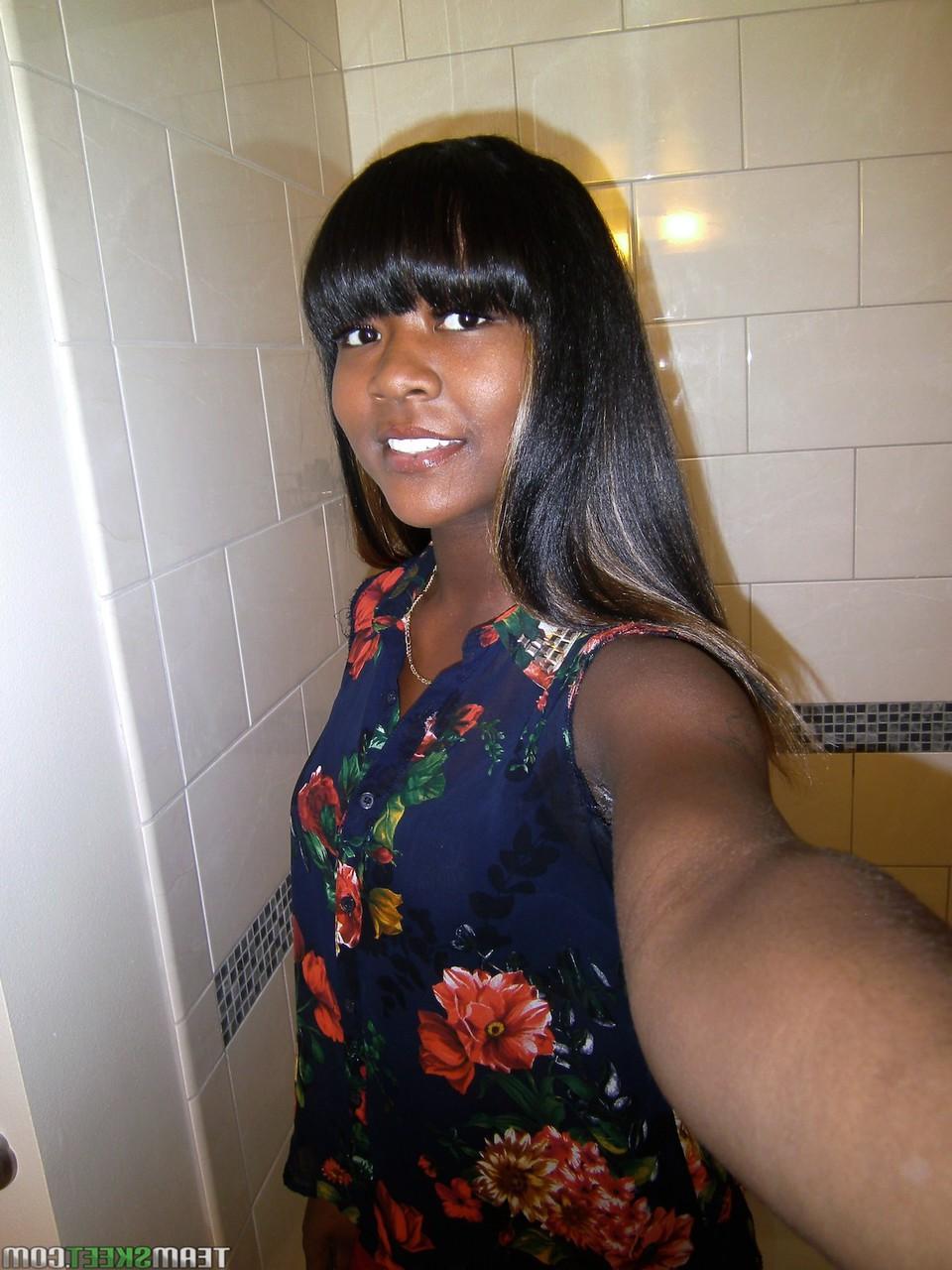 16P Kaci Starks, une jeune ébène de 18 ans, pose nue devant son appareil photo.